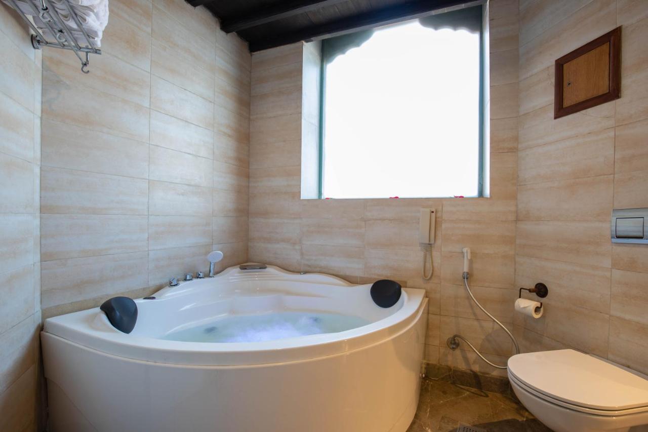 Basera Boutique Hotel Kathmandu Buitenkant foto A modern bathtub