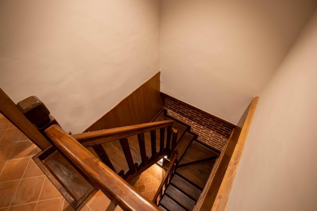 Basera Boutique Hotel Kathmandu Buitenkant foto Staircase