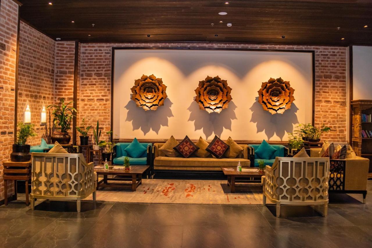 Basera Boutique Hotel Kathmandu Buitenkant foto The lobby of the Taj Bengal