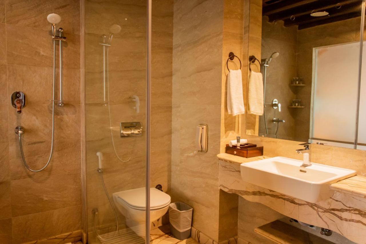 Basera Boutique Hotel Kathmandu Buitenkant foto A bathroom in a hotel